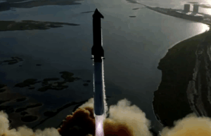 A nave estelar da SpaceX leva uma pequena ação à lua com splashdown eficaz Um foguete se aproximando do oceano com uma pequena chama saindo de seu motor.