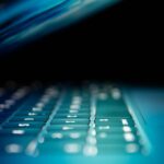 Hack de autenticação | Foto discreta do teclado do MacBook