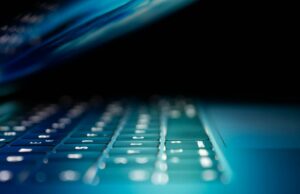 A nova versão em idioma da Apple pode criar mensagens longas extremamente rápidas Hack de autenticação | Foto discreta do teclado do MacBook