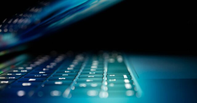 Hack de autenticação | Foto discreta do teclado do MacBook