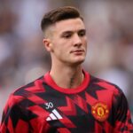 Benjamin Sesko concorrendo ao Manchester United em Old Trafford