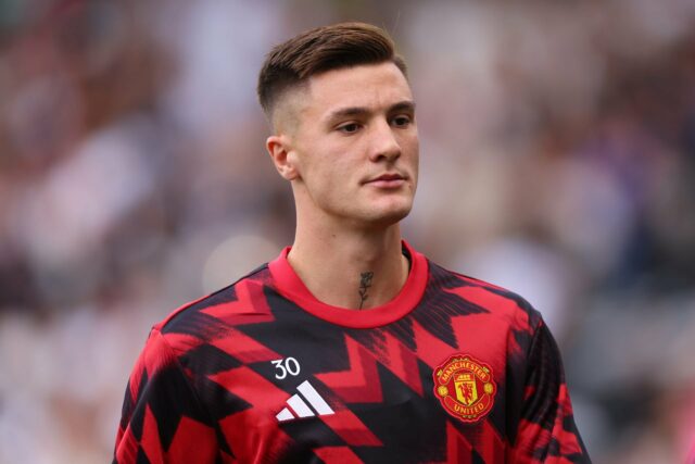 Benjamin Sesko concorrendo ao Manchester United em Old Trafford