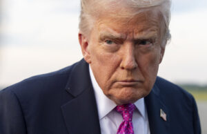 A onda de gastos com a paralisação de Trump deve assustar a todos nós Nesta sexta-feira, 18 de outubro de 2019, foto Ervin Buse dirige uma colheitadeira por uma fileira de soja na fazenda de Terry Hayhurst, no sudoeste do condado de Vigo, Indiana (Austen Leake / The Tribune-Star via AP)