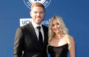 A outra metade de Freddie Freeman, Chelsea, comemora vitória do videogame 2 da coleção Globe dos Dodgers Filho de Freddie Freeman participa do primeiro jogo dos Dodgers desde o susto de saúde