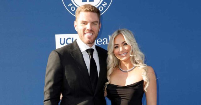 A outra metade de Freddie Freeman, Chelsea, comemora vitória do Filho de Freddie Freeman participa do primeiro jogo dos Dodgers desde o susto de saúde