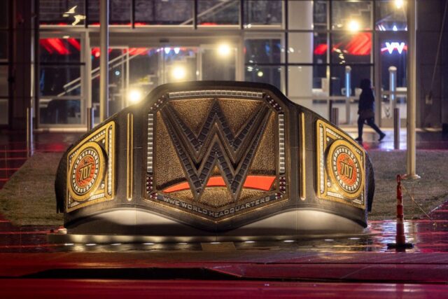 A partida do campeonato do evento principal do WWE Saturday wwe headquarters with championship belt sculpture
