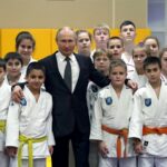 Uma mulher com dois filhos passa por uma exposição de rua de cartazes militares chamados 'Juntos para a Vitória' dedicados ao exército russo em São Petersburgo, Rússia, sexta-feira, 14 de fevereiro de 2025. (AP Photo/Dmitri Lovetsky, Arquivo) (Copyright 2025 The Associated Press. Todos os direitos reservados)