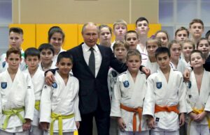 A população da Rússia está a diminuir rapidamente. Putin está tentando impedir isso Uma mulher com dois filhos passa por uma exposição de rua de cartazes militares chamados 'Juntos para a Vitória' dedicados ao exército russo em São Petersburgo, Rússia, sexta-feira, 14 de fevereiro de 2025. (AP Photo/Dmitri Lovetsky, Arquivo) (Copyright 2025 The Associated Press. Todos os direitos reservados)