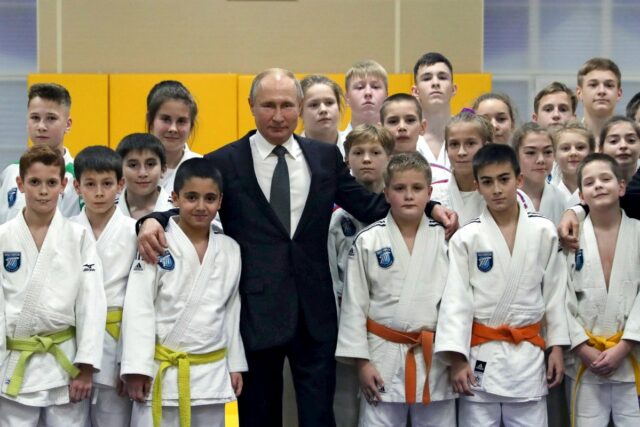 A população da Rússia está a diminuir rapidamente. Putin está Uma mulher com dois filhos passa por uma exposição de rua de cartazes militares chamados 'Juntos para a Vitória' dedicados ao exército russo em São Petersburgo, Rússia, sexta-feira, 14 de fevereiro de 2025. (AP Photo/Dmitri Lovetsky, Arquivo) (Copyright 2025 The Associated Press. Todos os direitos reservados)