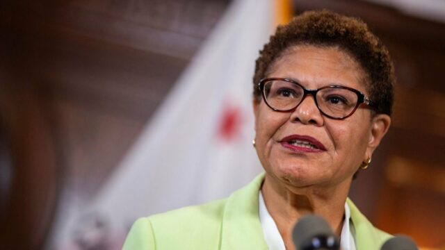 A prefeita de Los Angeles, Karen Bass Rips, competindo com Rick Caruso como 'deprimente e amargo' após objeção à reação ao fogo 

