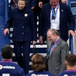 A princesa Anne hoje fez uma cara de coragem enquanto continuava seus noivados, apesar da notícia de que seu irmão Andrew seria destituído de seu título de 'príncipe' e de sua casa