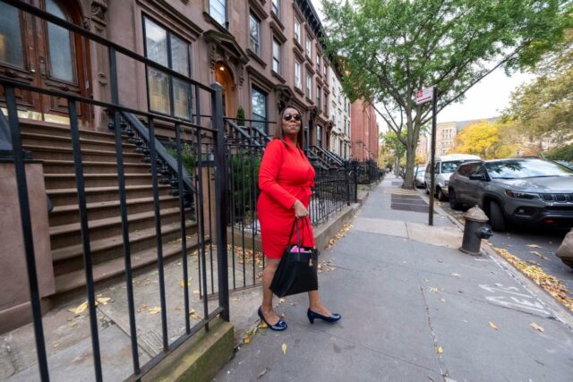 A procuradora-geral de Nova York, Letitia James, se declara inocente de fraude bancária e acusações de declarações falsas


