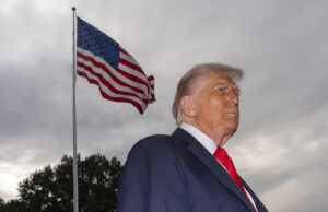 A recessão de Trump já pode estar sobre nós Um comprador compara os preços da carne bovina em uma mercearia em Mount Prospect, Illinois, quinta -feira, 17 de julho de 2025. (AP Photo/Nam Y. Huh)