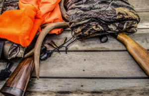 A região de Manitowoc certamente terá 5 estandes de teste de veados CWD. Abaixo está onde localizá -los. O Collins Marsh Nature Center recebeu recentemente outra exibição para o ensino. Bob Grall, à esquerda, está entregando uma jarra a Mike Glaser, do Collins Marsh Nature Center, que contém duas lontras fetais. Eles podem ser usados como auxílios de aprendizagem a todos que vêm ao centro da natureza.