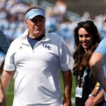 O técnico Bill Belichick do Tar Heels da Carolina do Norte e Jordon Hudson assistem antes do jogo contra o Richmond Spiders no Kenan Memorial Stadium em 13 de setembro de 2025 em Chapel Hill, Carolina do Norte.