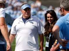 A série documental de Bill Belichick-UNC Hulu desmoronou depois que foi definida para se tornar um ‘mergulho profundo’ em sua vida pessoal O técnico Bill Belichick do Tar Heels da Carolina do Norte e Jordon Hudson assistem antes do jogo contra o Richmond Spiders no Kenan Memorial Stadium em 13 de setembro de 2025 em Chapel Hill, Carolina do Norte.