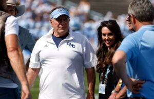 A série documental de Bill Belichick-UNC Hulu desmoronou depois que foi definida para se tornar um ‘mergulho profundo’ em sua vida pessoal O técnico Bill Belichick do Tar Heels da Carolina do Norte e Jordon Hudson assistem antes do jogo contra o Richmond Spiders no Kenan Memorial Stadium em 13 de setembro de 2025 em Chapel Hill, Carolina do Norte.
