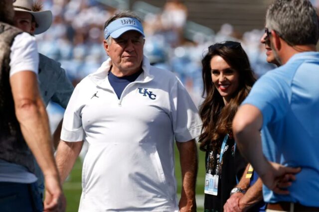O técnico Bill Belichick do Tar Heels da Carolina do Norte e Jordon Hudson assistem antes do jogo contra o Richmond Spiders no Kenan Memorial Stadium em 13 de setembro de 2025 em Chapel Hill, Carolina do Norte. 