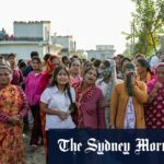 Parentes de Bipin Joshi se reúnem enquanto seu corpo é devolvido a Kanchanpur, no Nepal, na terça-feira.