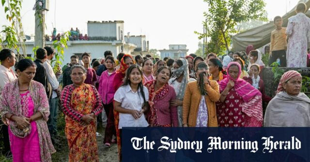 Parentes de Bipin Joshi se reúnem enquanto seu corpo é devolvido a Kanchanpur, no Nepal, na terça-feira.