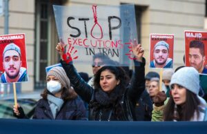 A taxa de execução no Irã chega a 1.000 este ano, enquanto presos no corredor da morte iniciam greve de fome A taxa de execução no Irã chega a 1.000 este ano, enquanto presos no corredor da morte iniciam greve de fome