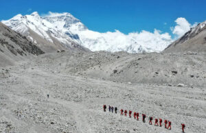 A tempestade de neve pega inúmeros caminhantes no Monte Everest durante o feriado legal da China Yahoo news home