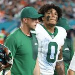 Braelon Allen sendo retirado do campo por treinadores.