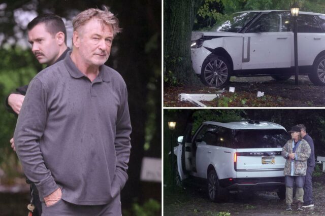 Alec Baldwin e seu irmão Stephen Baldwin ficam de pé depois que Alec Baldwin bateu seu carro em uma árvore.