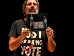 A tristeza de um pai por seu filho ser eliminado em uma captura institucional cria uma situação de partir o coração para a reforma das armas A tristeza de um pai por seu filho ser eliminado em uma captura institucional cria uma situação de partir o coração para a reforma das armas