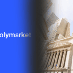 O proprietário da NYSE Intercontinental Exchange investe US $ 2 bilhões no polymarket para expandir o alcance global de dados. O logotipo do Polymarket em um fundo azul transitando para uma imagem de prédios altos do distrito financeiro, incluindo a fachada da Bolsa de Nova York.