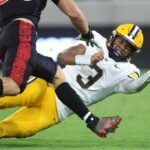 O running back Kendrick Raphael (1) do California Golden Bears é abordado por uma gangue pelos Duke Blue Devils na segunda metade do jogo no Memorial Stadium em Berkeley, Califórnia, no sábado, 4 de outubro de 2025. Os Duke Blue Devils derrotaram o California Golden Bears 45-21. (José Carlos Fajardo/Bay Area News Group)