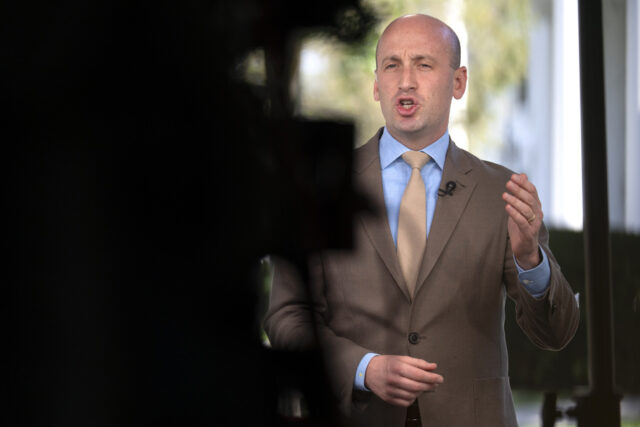 AOC atinge Stephen Miller exatamente onde dói, e ele não pode aceitar

