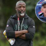 O técnico do New York Jets, Aaron Glenn, participa de um treino de futebol americano da NFL.