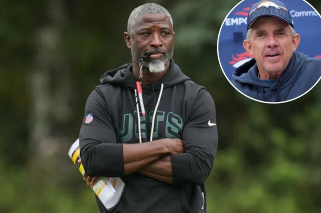 O técnico do New York Jets, Aaron Glenn, participa de um treino de futebol americano da NFL.