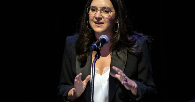 Abaixo vem Bari Weiss. O que isso implica nas informações da CBS? 

