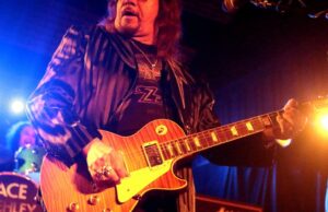 Ace Frehley, primeiro guitarrista da banda de rock Kiss, falece aos 74 anos Ace Frehley, primeiro guitarrista da banda de rock Kiss, falece aos 74 anos