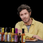 Adam Brody enfrenta Hot Ones, permanece extremamente tranquilo