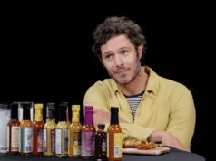 Adam Brody enfrenta Hot Ones, permanece extremamente tranquilo Adam Brody enfrenta Hot Ones, permanece extremamente tranquilo