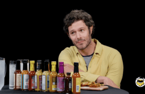 Adam Brody enfrenta Hot Ones, permanece extremamente tranquilo Adam Brody enfrenta Hot Ones, permanece extremamente tranquilo