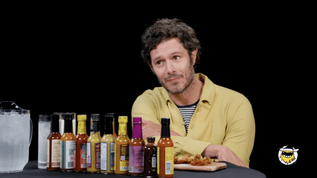 Adam Brody enfrenta Hot Ones, permanece extremamente tranquilo 


