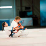 Adolescentes tratam de revelar que as artes marciais mistas da Índia podem