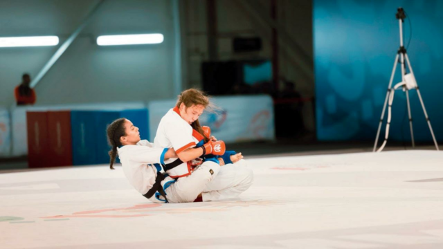 Adolescentes tratam de revelar que as artes marciais mistas da Adolescentes tratam de revelar que as artes marciais mistas da Índia podem