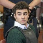 ARQUIVO - Luigi Mangione, acusado de atirar mortalmente no CEO da UnitedHealthcare, Brian Thompson, na cidade de Nova York e com autoridades importantes em uma busca de cinco dias está agendada, comparece ao tribunal para uma audiência, sexta-feira, 21 de fevereiro de 2025, em Nova York. (Steven Hirsch/New York Post via AP, Pool, Arquivo)