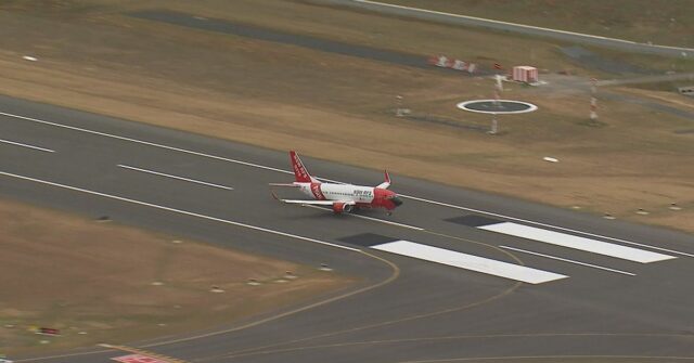Aeroporto de Western Sydney testa pouso do Boeing 737