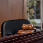 Agente de aplicação da lei em audiência sem calças no tribunal de choque