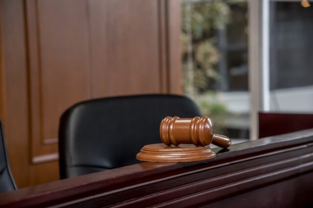 Agente de aplicação da lei em audiência sem calças no Agente de aplicação da lei em audiência sem calças no tribunal de choque