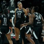 O Centro de Aces de Las Vegas A'ja Wilson (22) comemora com os companheiros de equipe.