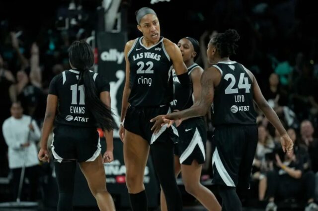 O Centro de Aces de Las Vegas A'ja Wilson (22) comemora com os companheiros de equipe.