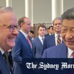 O primeiro-ministro Anthony Albanese é recebido na cúpula da APEC pelo presidente sul-coreano Lee Jae Myung (centro).