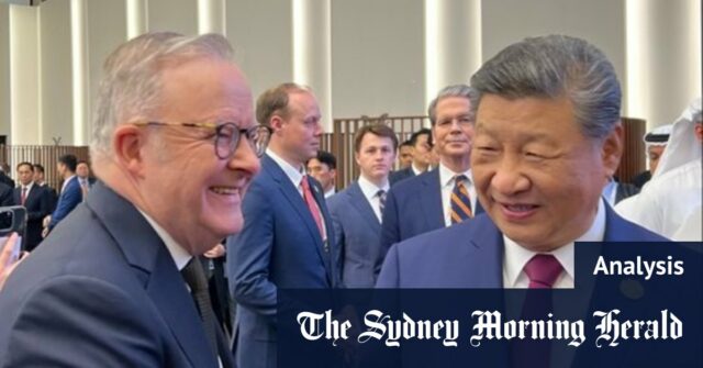 Albanese evita dificuldades diplomáticas em blitz durante a temporada de O primeiro-ministro Anthony Albanese é recebido na cúpula da APEC pelo presidente sul-coreano Lee Jae Myung (centro).